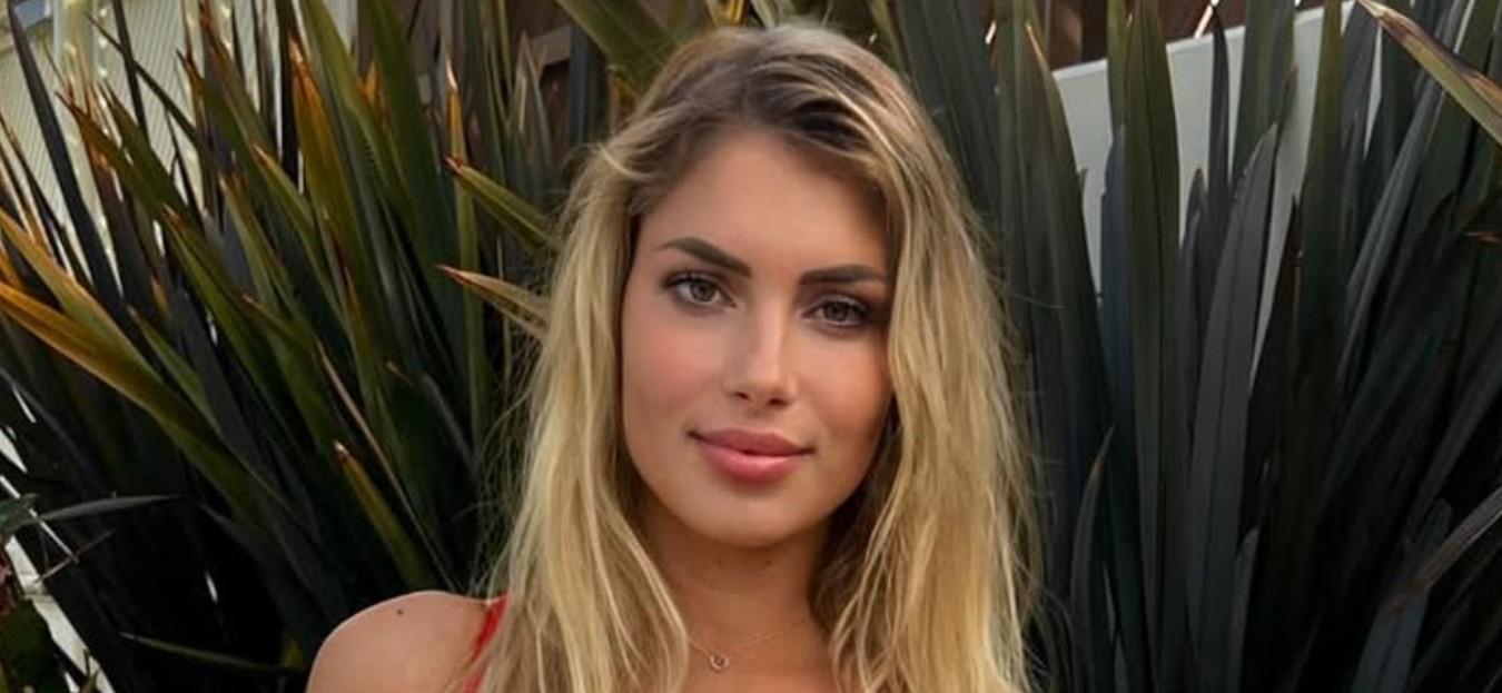 Andreea Dragoi poses for the camera.